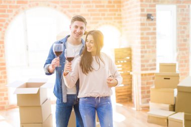 Genç güzel çift movi kutlayan şarap bir bardak içme