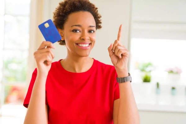 Junge Afrikanisch Amerikanische Frau Mit Kreditkarte Überrascht Mit Einer Idee — Stockfoto