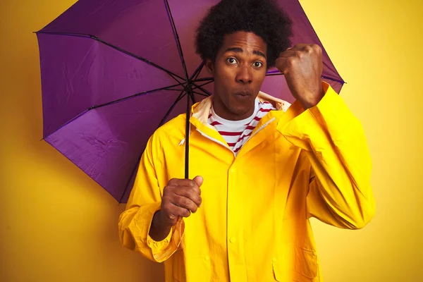 Afro Américain Vêtu Imperméable Parapluie Debout Sur Fond Jaune Isolé — Photo