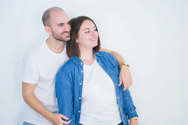 Casal Jovem Juntos Sobre Fundo Isolado Branco Olhando Para Lado — Fotografia de Stock