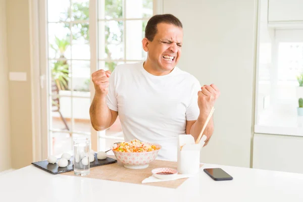 Hombre Mediana Edad Comiendo Comida Asiática Con Palillos Casa Muy — Foto de Stock