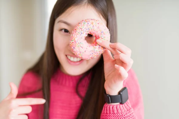 Hermosa Asiático Mujer Comer Rosa Azúcar Donut Con Sorpresa Cara —  Fotos de Stock