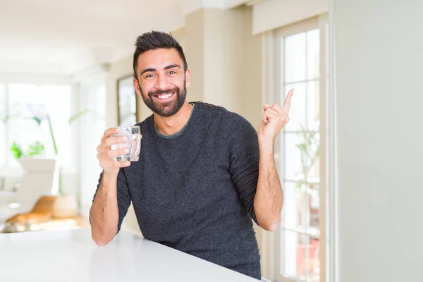 Όμορφος Ισπανικός Άνθρωπος Πίνοντας Ένα Φρέσκο Ποτήρι Νερό Πολύ Χαρούμενο — Φωτογραφία Αρχείου