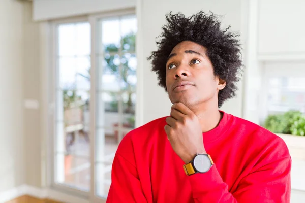 Uomo Afroamericano Indossa Casual Felpa Rossa Con Mano Sul Mento — Foto Stock