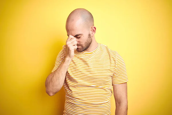 Ein Junger Mann Mit Glatze Und Bart Trägt Lässig Gestreiftes — Stockfoto