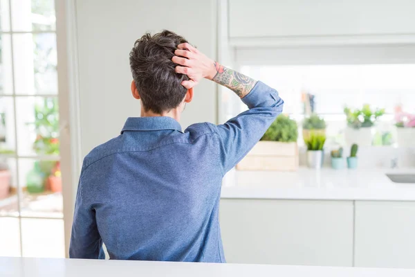 Jovem Vestindo Camisa Casual Sentado Mesa Branca Para Trás Pensando — Fotografia de Stock