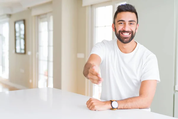 Knappe Spaanse Man Casual Wit Shirt Thuis Lachend Vriendelijk Biedt — Stockfoto