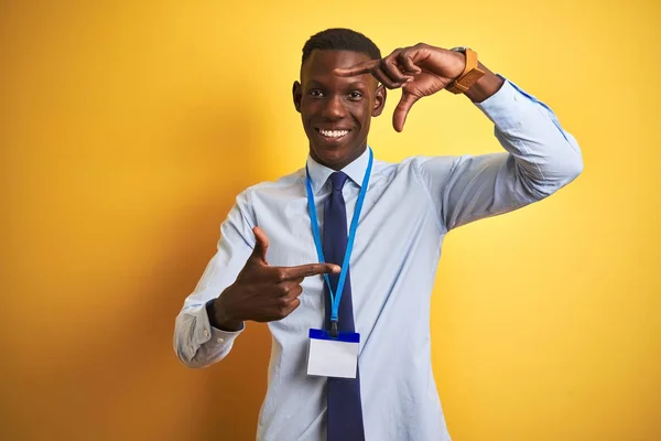 Afrikanisch Amerikanischer Geschäftsmann Mit Ausweis Auf Gelbem Hintergrund Lächelnd Mit — Stockfoto