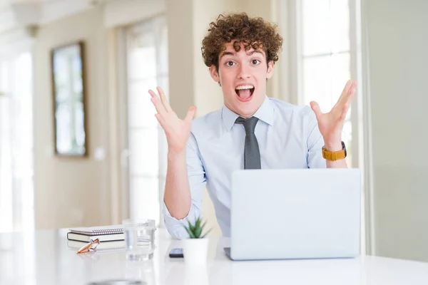 Junger Geschäftsmann Der Büro Mit Computer Laptop Arbeitet Feiert Verrückt — Stockfoto