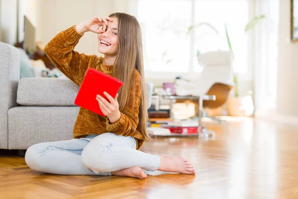 Hermosa Niña Usando Tableta Táctil Digital Sentada Suelo Con Cara —  Fotos de Stock