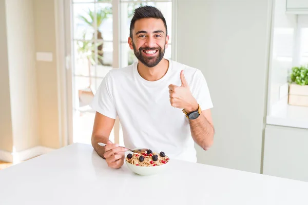 Hombre Hispano Guapo Comiendo Desayuno Saludable Por Mañana Casa Feliz — Foto de Stock