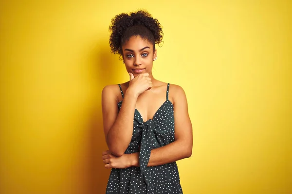 Afro Amerikaanse Vrouw Dragen Zomer Casual Groene Jurk Geïsoleerde Gele — Stockfoto