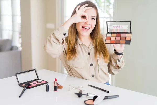 Piękna Młoda Kobieta Pomocą Makijażu Kosmetyki Stosujące Kolor Paletę Szczęśliwą — Zdjęcie stockowe