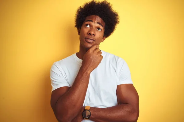 Amerikanischer Mann Mit Afro Haaren Weißes Shirt Über Gelbem Hintergrund — Stockfoto