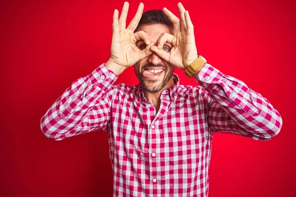 Homem Bonito Jovem Sobre Fundo Vermelho Isolado Fazendo Gesto Como — Fotografia de Stock