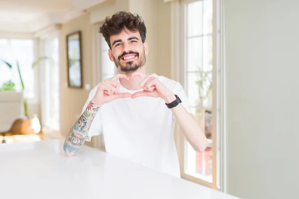 Jonge Man Dragen Casual Shirt Zittend Witte Tafel Glimlachend Verliefd — Stockfoto