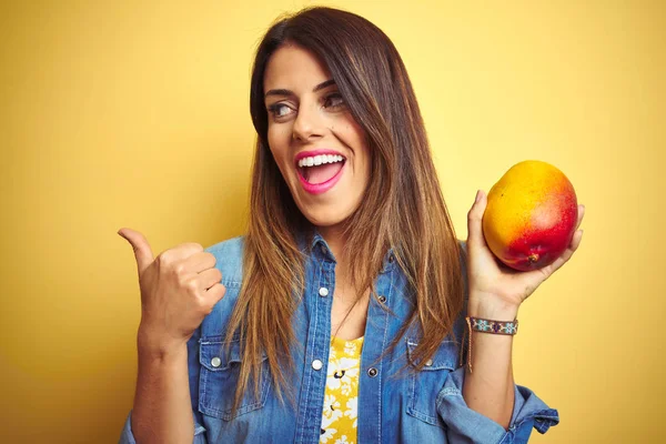 Giovane Bella Donna Mangiare Mango Fresco Sano Sfondo Giallo Puntando — Foto Stock