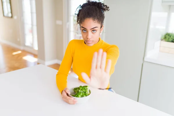 Young African American Girl Eating Heatlhy Green Broccoli Open Hand — Stock Photo, Image