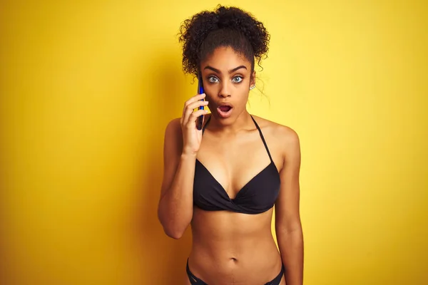 Mujer Afroamericana Usando Bikini Hablando Usando Smartphone Sobre Fondo Amarillo —  Fotos de Stock