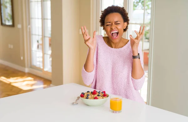 Jonge Afro Amerikaanse Vrouw Met Gezond Ontbijt Ochtend Thuis Viert — Stockfoto