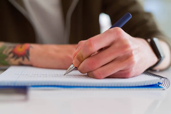 Close-up de mãos de homem escrevendo no caderno, trabalhando tomar notas — Fotografia de Stock