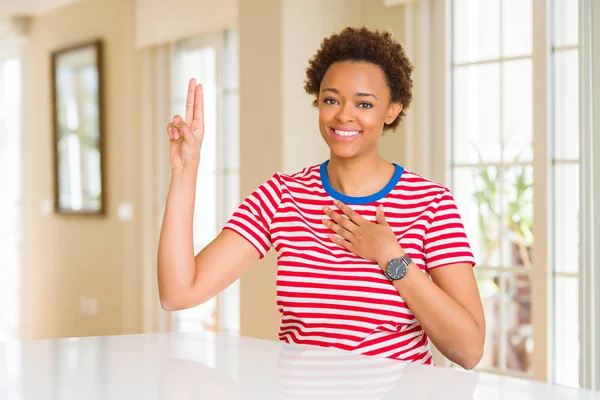 Junge Schöne Afrikanisch Amerikanische Frau Hause Die Mit Der Hand — Stockfoto