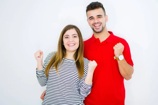 Jovem Casal Bonito Juntos Sobre Fundo Isolado Branco Comemorando Surpreso — Fotografia de Stock