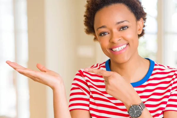 Jonge Mooie Afrikaanse Amerikaanse Vrouw Thuis Verbaasd Lachend Naar Camera — Stockfoto