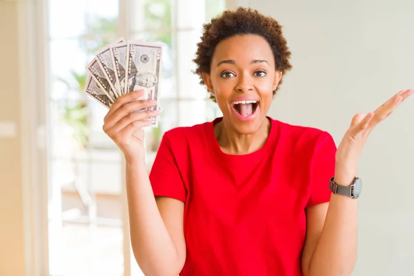 Joven Mujer Afroamericana Sosteniendo Billetes Banco Cincuenta Dólares Muy Feliz — Foto de Stock