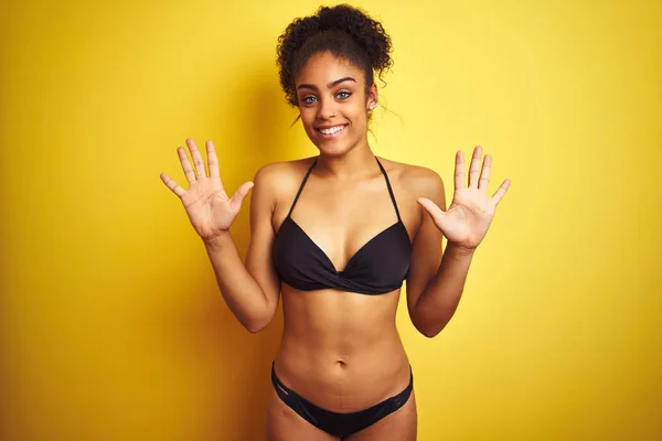 Mujer Afroamericana Vacaciones Vistiendo Bikini Pie Sobre Fondo Amarillo Aislado —  Fotos de Stock