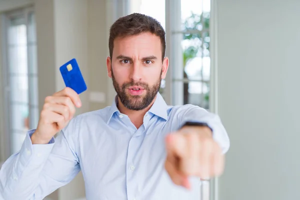 Hombre Negocios Guapo Sosteniendo Tarjeta Crédito Señalando Con Dedo Cámara —  Fotos de Stock