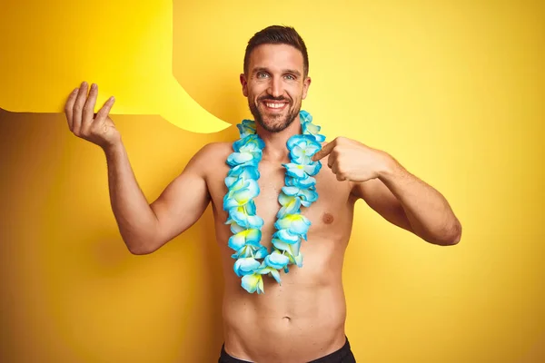 Hombre Guapo Sin Camisa Con Lei Hawaiano Sosteniendo Burbuja Del — Foto de Stock