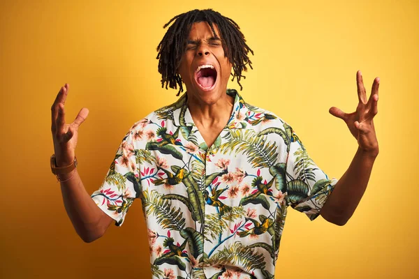 Afro Homem Com Dreadlocks Férias Vestindo Camisa Verão Sobre Fundo — Fotografia de Stock