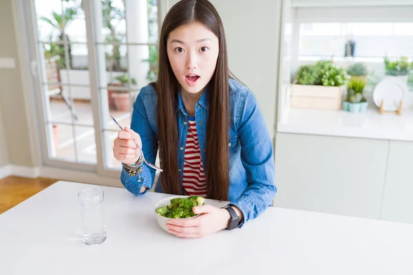 Hermosa Mujer Asiática Comiendo Brócoli Fresco Verde Asustada Shock Con — Foto de Stock