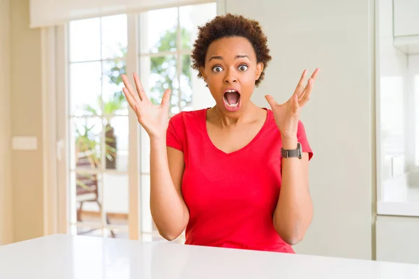 Joven Mujer Afroamericana Hermosa Casa Celebrando Loco Sorprendido Por Éxito —  Fotos de Stock