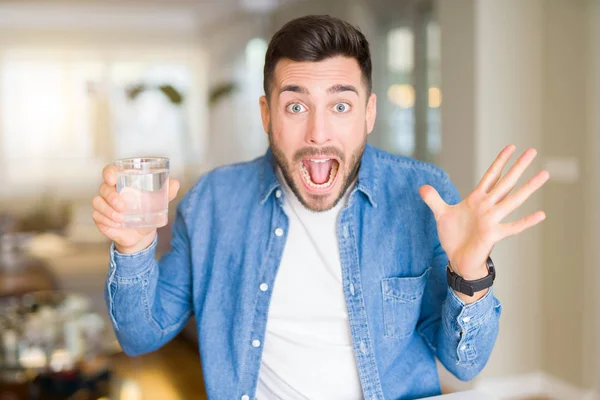 Junger Gutaussehender Mann Trinkt Hause Ein Glas Wasser Sehr Glücklich — Stockfoto