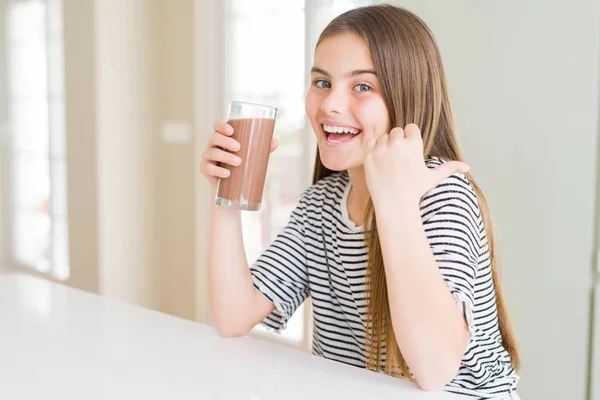 Menina Bonita Garoto Bebendo Leite Chocolate Saboroso Fresco Como Lanche — Fotografia de Stock