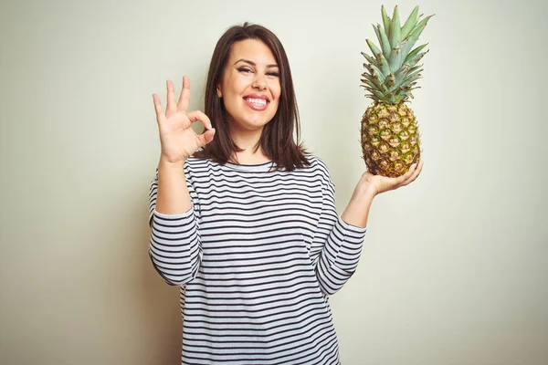 Joven Hermosa Mujer Sosteniendo Piña Frutas Tropicales Sobre Fondo Aislado — Foto de Stock