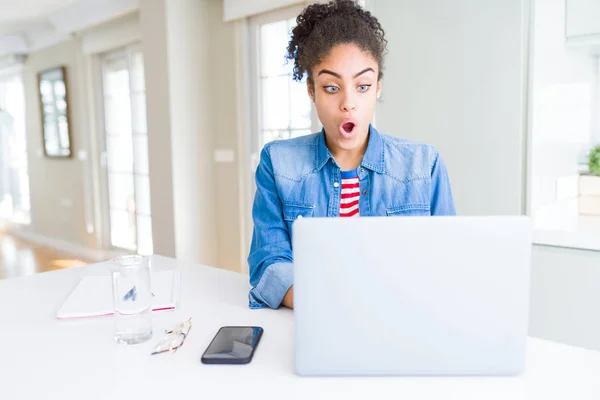 Jonge Afrikaanse Amerikaanse Student Vrouw Met Behulp Van Computer Laptop — Stockfoto