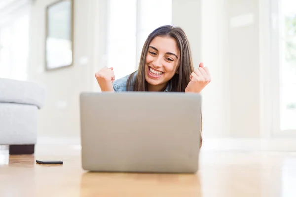 Beautiful Young Woman Laying Floor Using Laptop Screaming Proud Celebrating — Stock Photo, Image