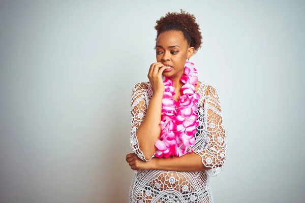 Jonge Afro Amerikaanse Vrouw Met Afro Haar Dragen Bloem Hawaiian — Stockfoto
