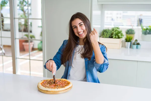 Piękna Młoda Kobieta Cięcie Smaczne Kawałek Pizzy Pomocą Frezu Krzyczeć — Zdjęcie stockowe