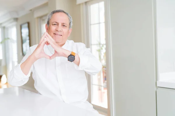 Hombre Mayor Guapo Casa Sonriendo Amor Mostrando Símbolo Del Corazón — Foto de Stock