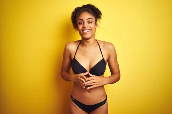 Mujer Afroamericana Vacaciones Vistiendo Bikini Pie Sobre Fondo Amarillo Aislado —  Fotos de Stock