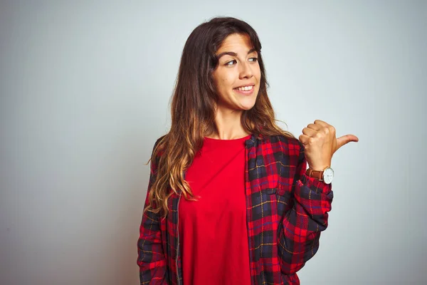 Joven Hermosa Mujer Vistiendo Camiseta Roja Chaqueta Pie Sobre Fondo —  Fotos de Stock