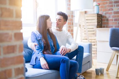 Güzel genç Asya çift rahatlatıcı birlikte oturan üzerinde bu so