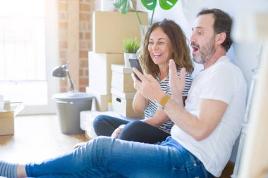 Orta yaş Senior romantik çift içinde aşk oturma üzerinde the Apartme