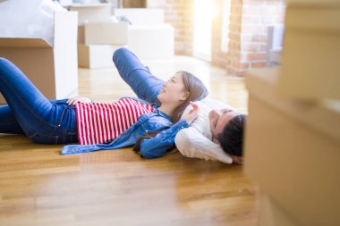 Genç Asya çift yalan üzerinde the zemin arasında yeni ev civarı kartb