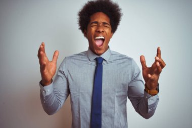 Afro saçlı afro saçlı ve izole beyaz arka plan üzerinde kravat giyen Amerikan iş adamı kollarını kaldırdı ve kapalı gözleri heyecan çığlık ile başarı için deli ve deli kutluyor. Kazanan kavramı
