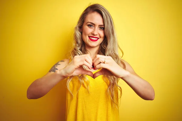 Joven Hermosa Mujer Con Camiseta Pie Sobre Fondo Aislado Amarillo — Foto de Stock